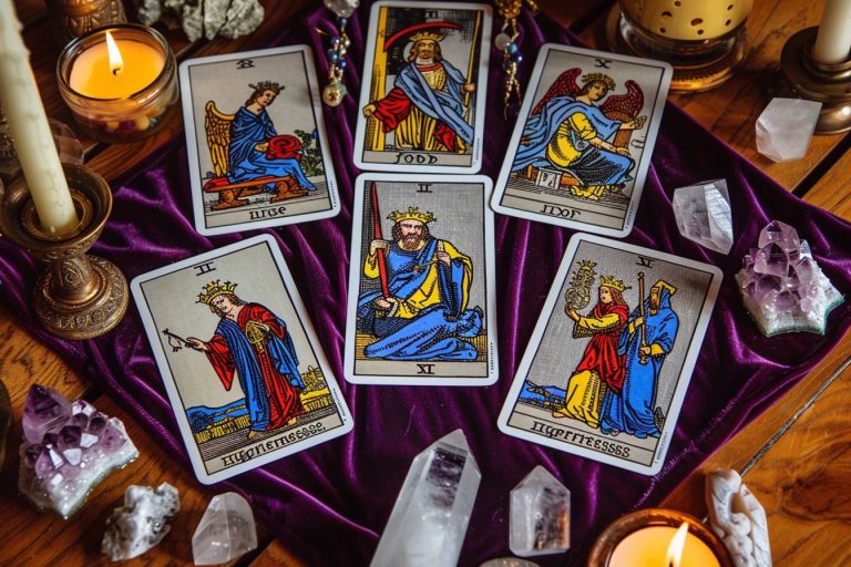 Apprendre la tarologie : Les Symboles – le Fou, le Magicien, La Grande Prêtresse