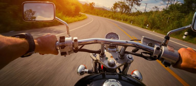 Analyse approfondie des rêves récurrents liés à la moto : symbolique et interprétations