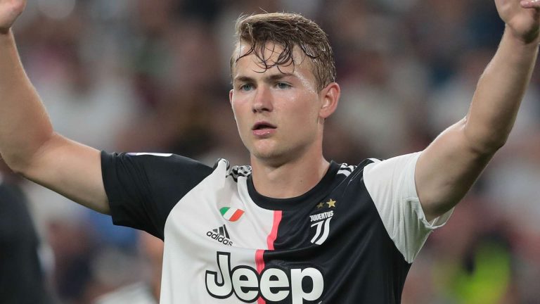 Les tourments conjugaux de Matthijs de Ligt se poursuivent alors que son épouse, séparée et mannequin, s’embarque dans un parcours spirituel jugé &lsquo;exagéré&rsquo;, mêlant pierres précieuses et divination.